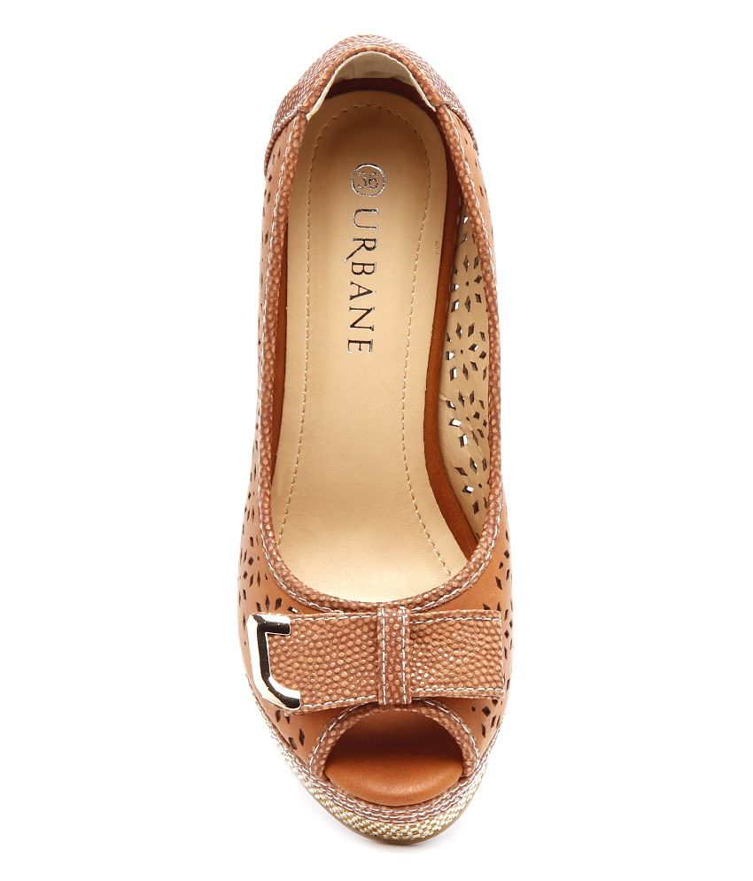 camel toe pumps