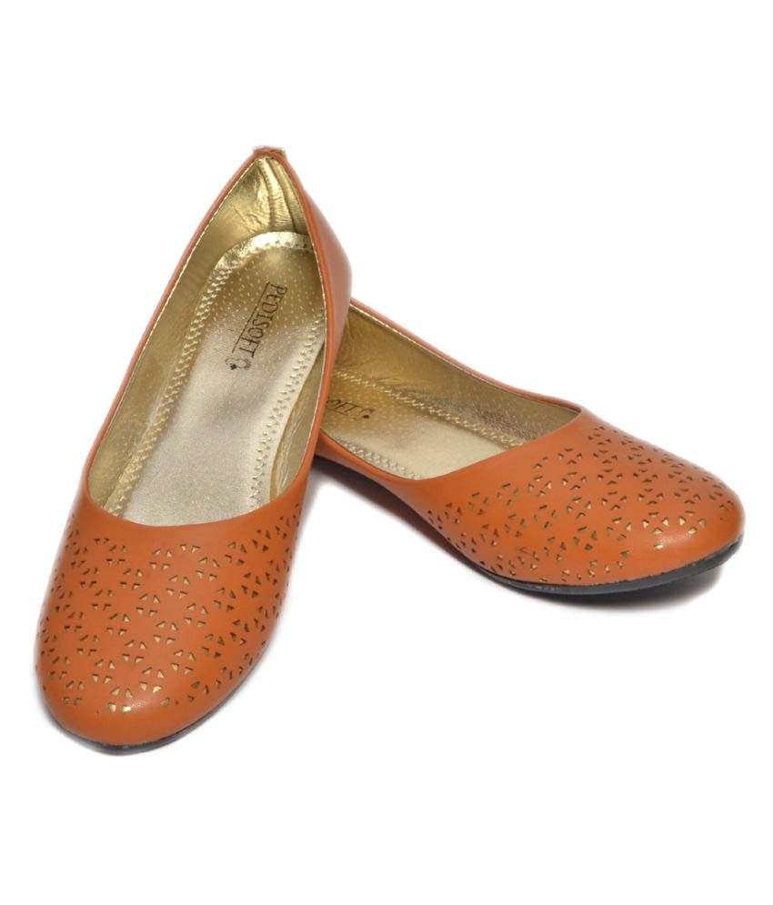 tan ballerinas