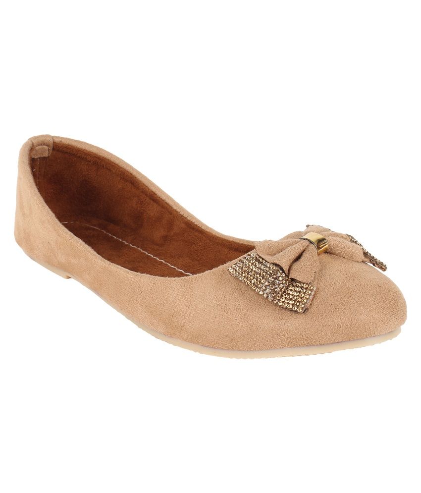 tan ballerinas