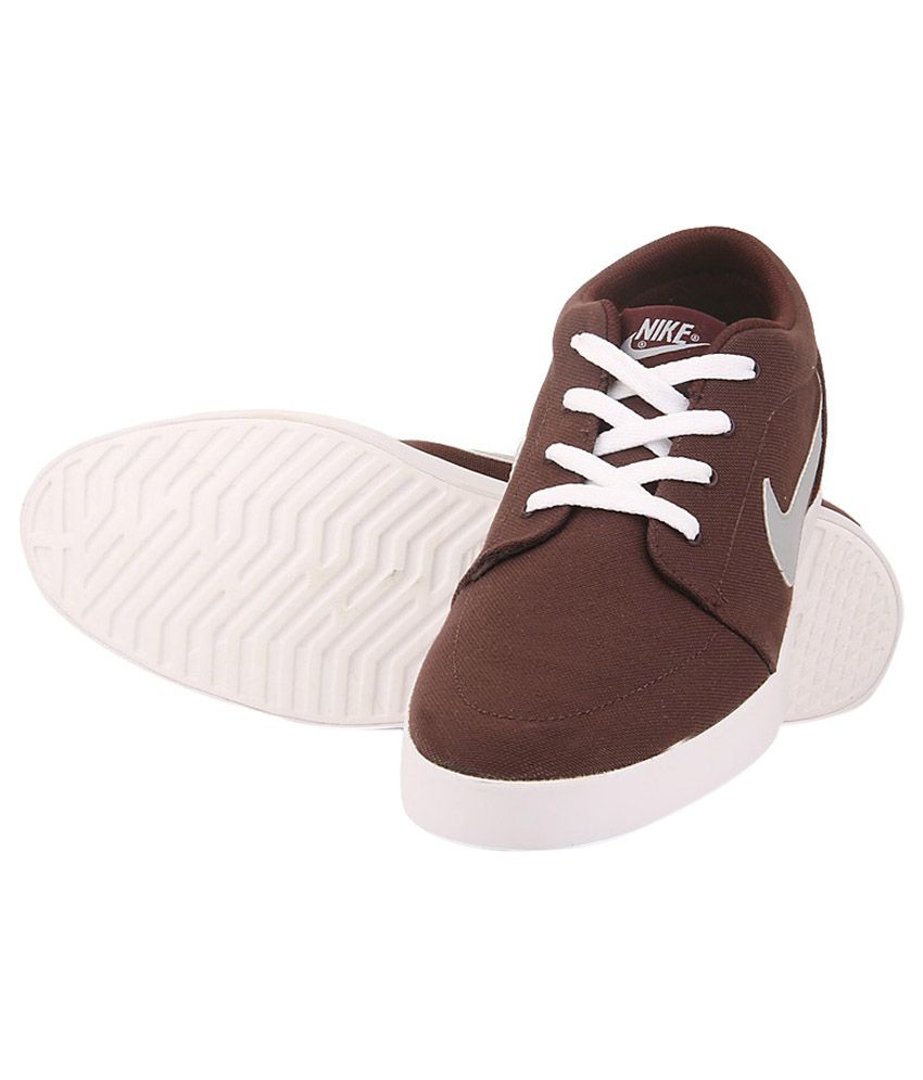nike maroon shoes