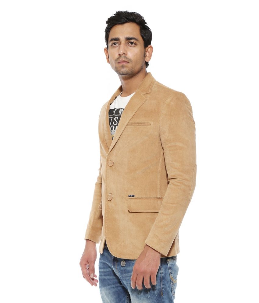 beige blazer with jeans