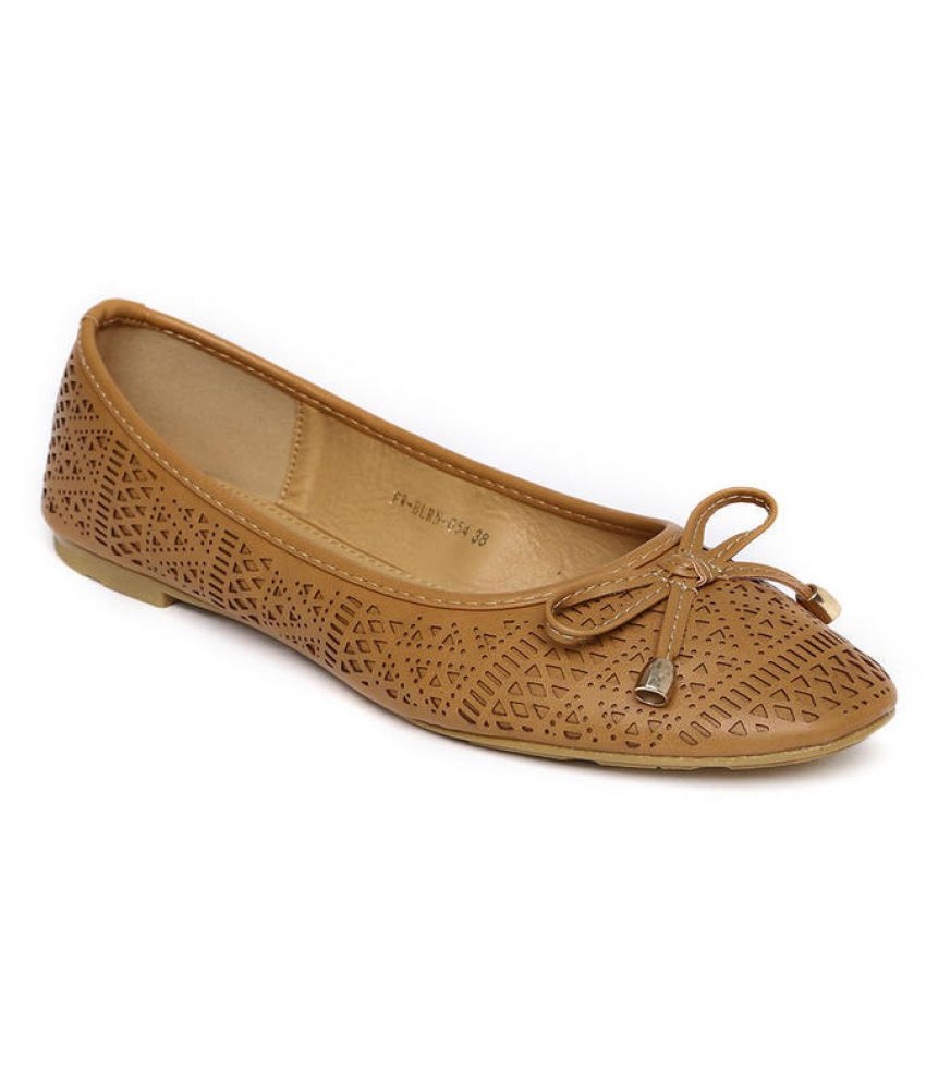 tan ballerinas