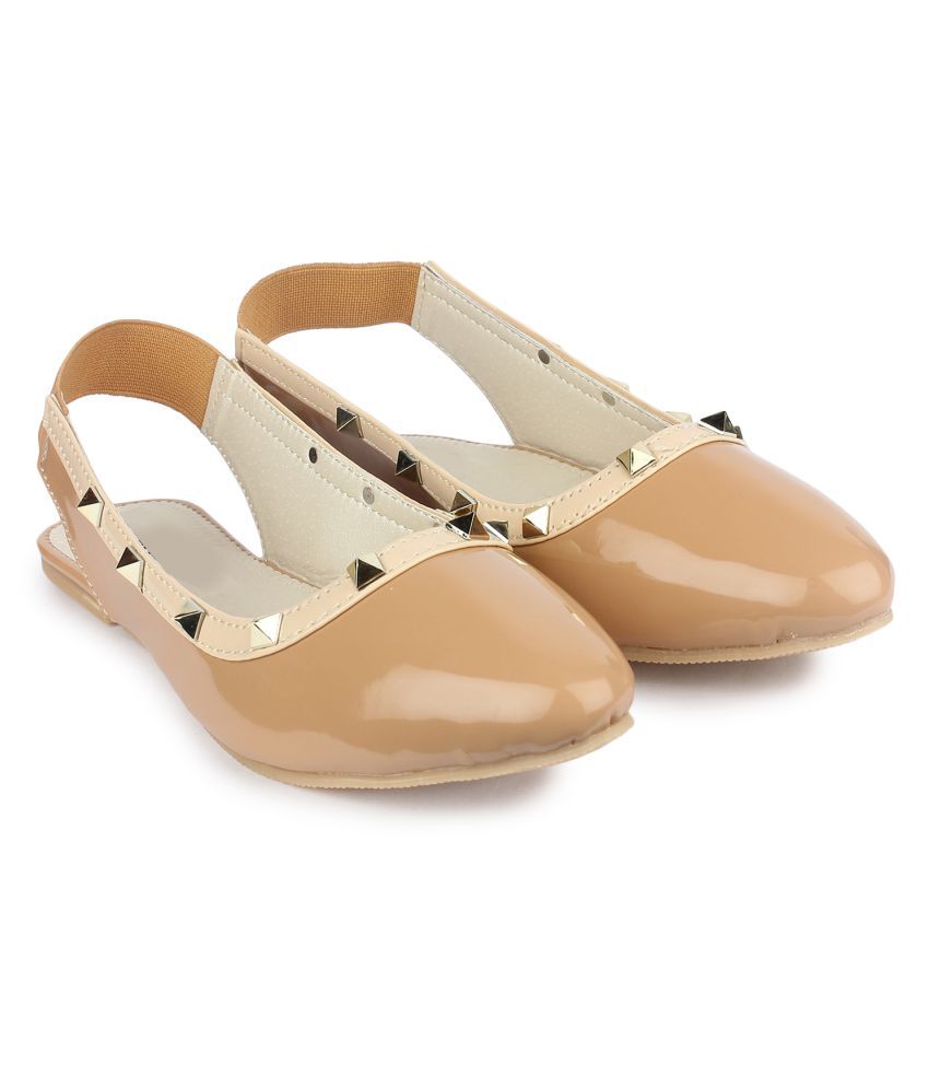 tan ballerinas