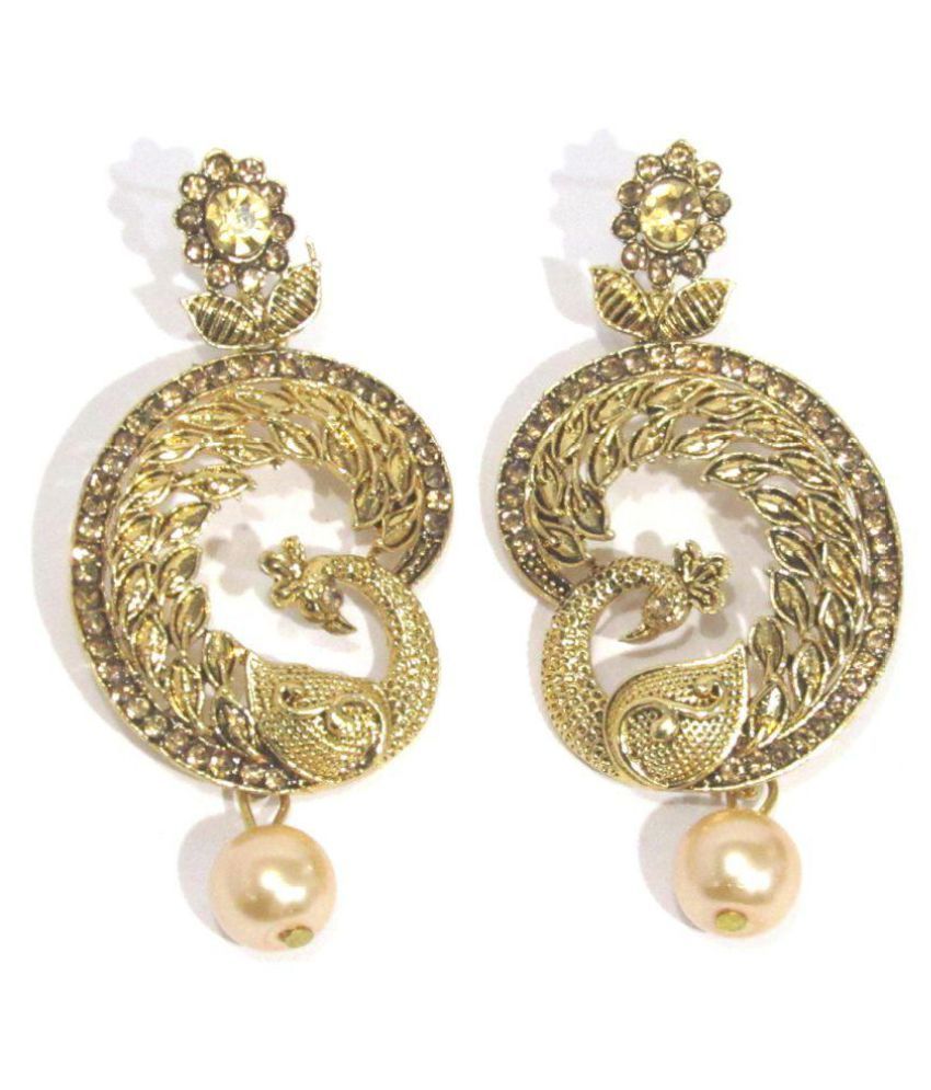 golden maang tikka with earrings