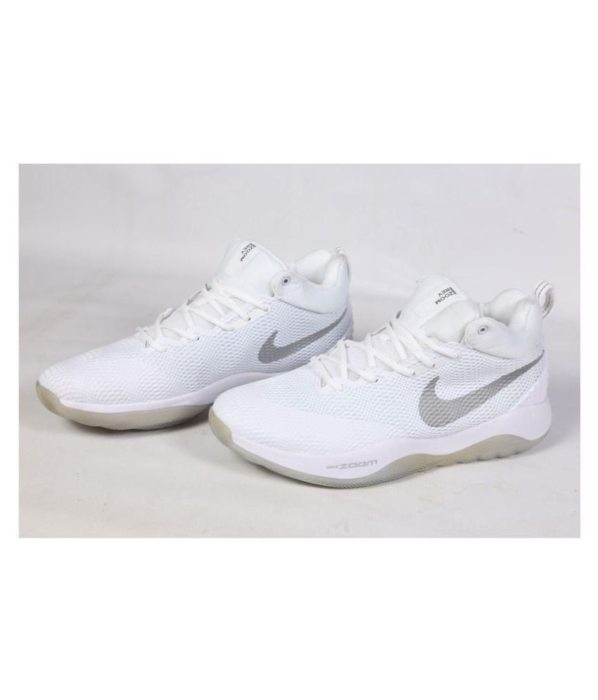 white nike zoom basketball shoes