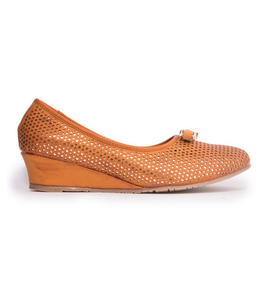 tan ballerinas