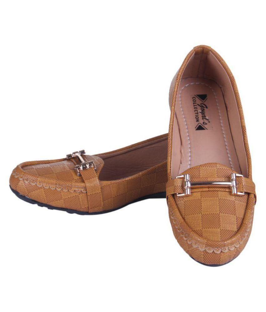 tan ballerinas