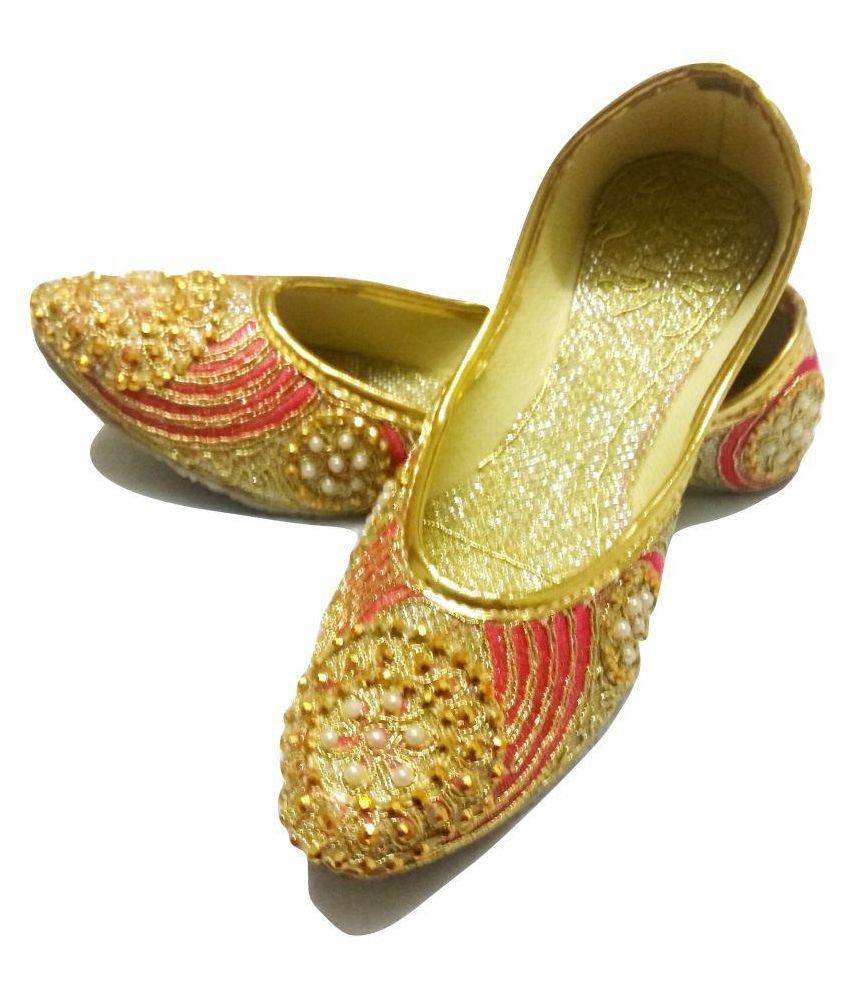 women ethnic footwear