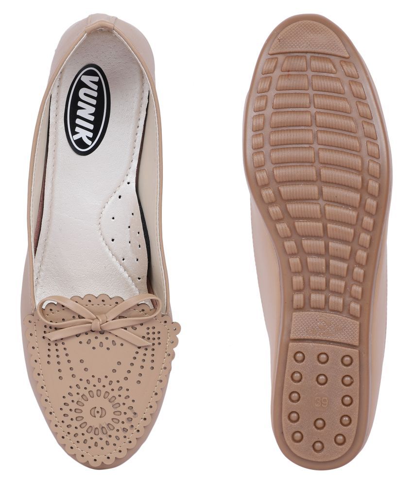 tan ballerinas