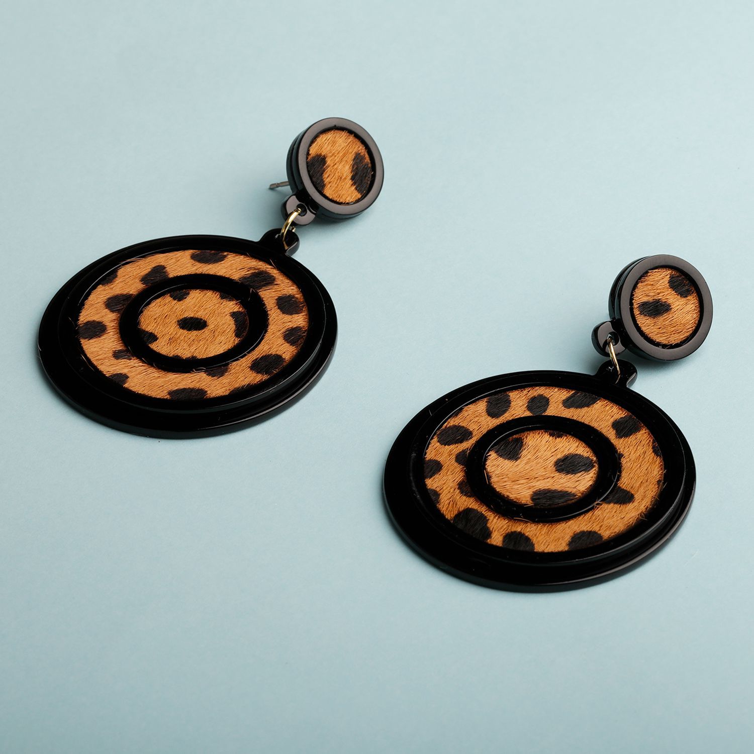     			Silver Shine Eye-Catching Black Leaopard Design Attractive Party Wear Earring For Women
