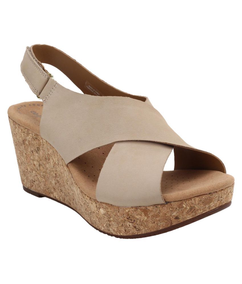 clarks brown wedges