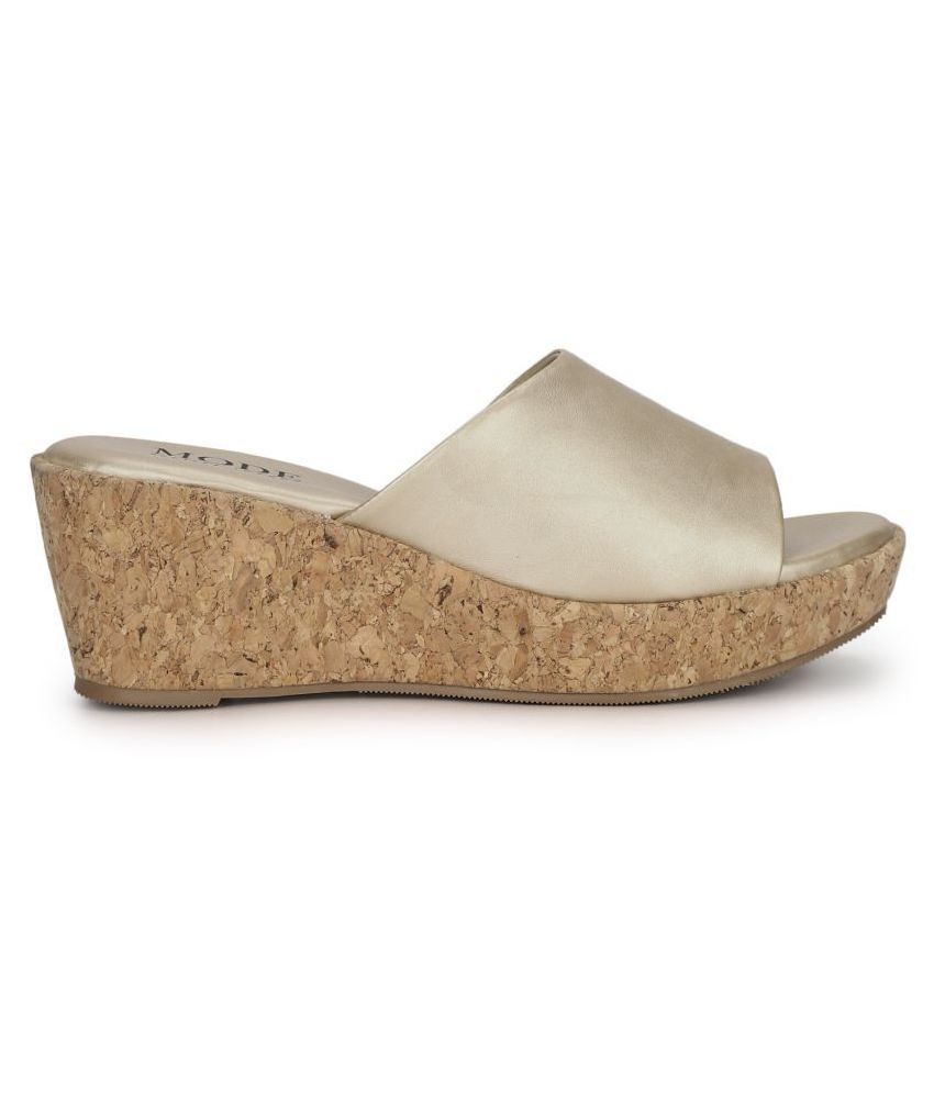 mode by red tape pumps
