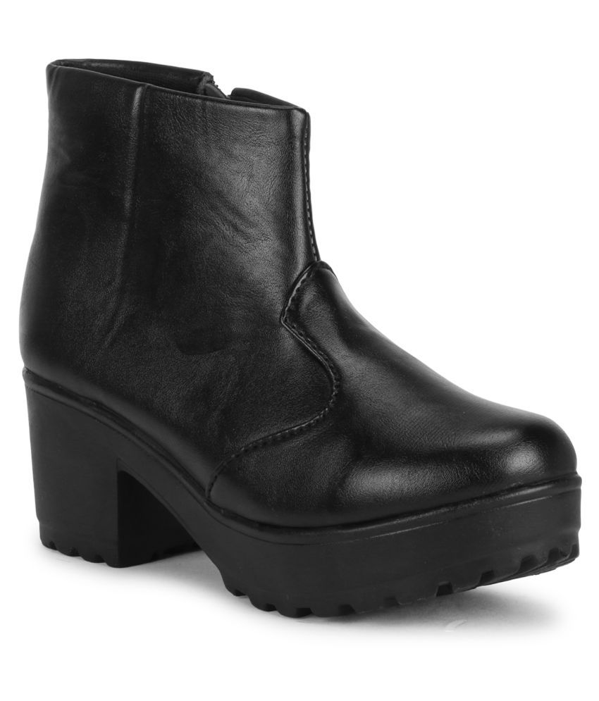 commander chunky sole lace up ankle boot in black