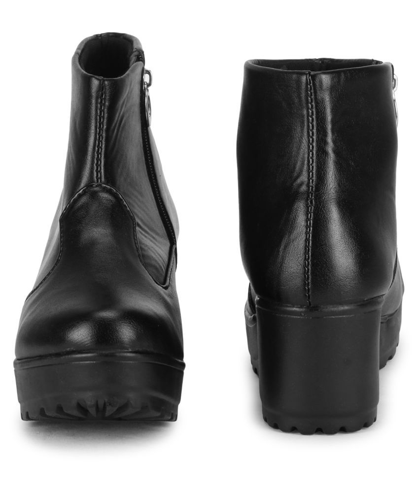 commander chunky sole lace up ankle boot in black