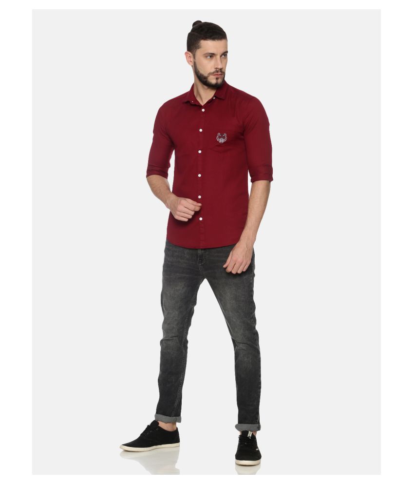 what to wear with a maroon shirt