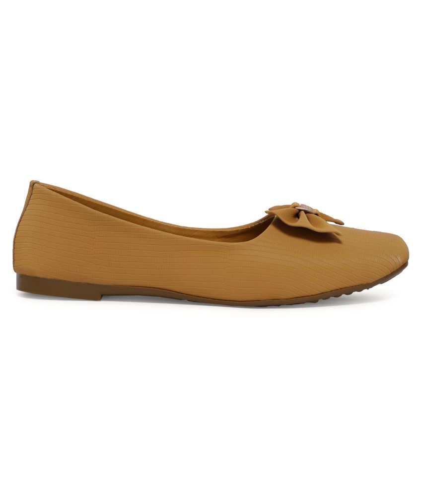 tan ballerinas