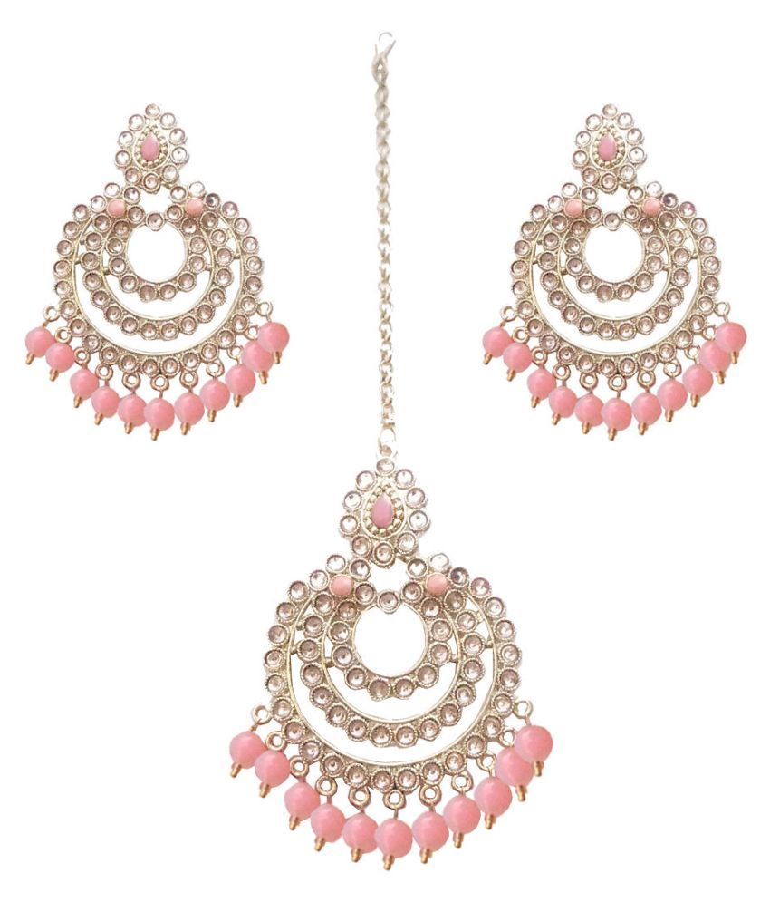 peach color earrings with maang tikka