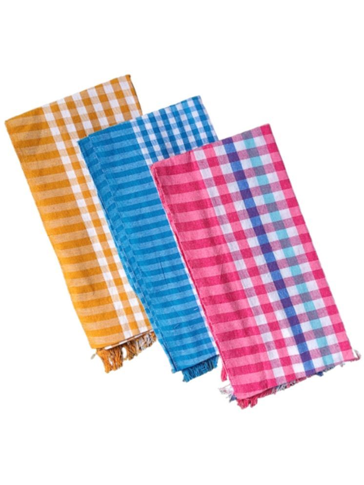     			VUNNAVA Pack of 3 Cotton 525 -GSM Bath Towel ( Multicolor )