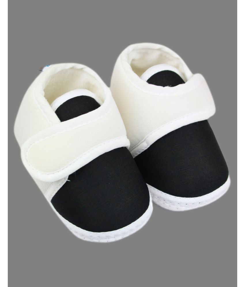     			Neska Moda - White Booties For Baby Boy & Baby Girl 6-12 Months ( Pack of 1 )