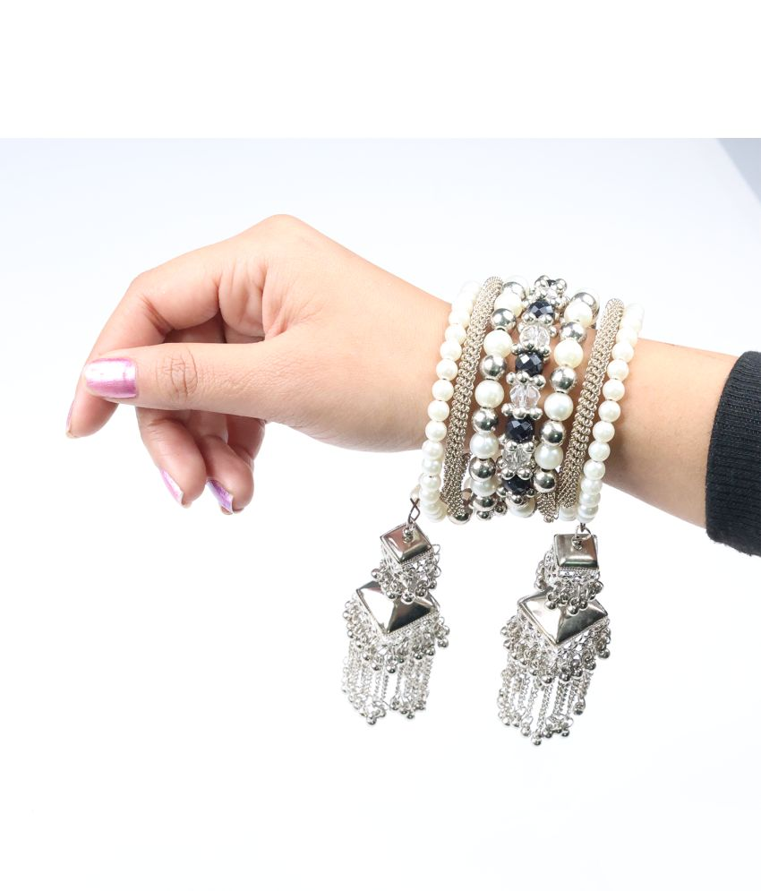     			Unicorn Silver Bracelet ( Pack of 1 )