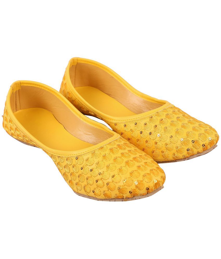     			Apratim - Yellow Women's Juttis