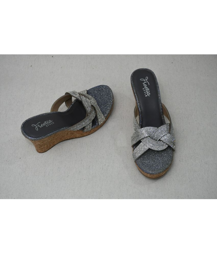     			FREESIA STYLE Gray Floater Sandals