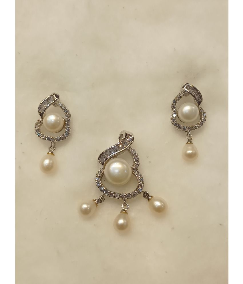     			Mannatraj Pearls & Jewellers White Pendant set ( Pack of 1 )