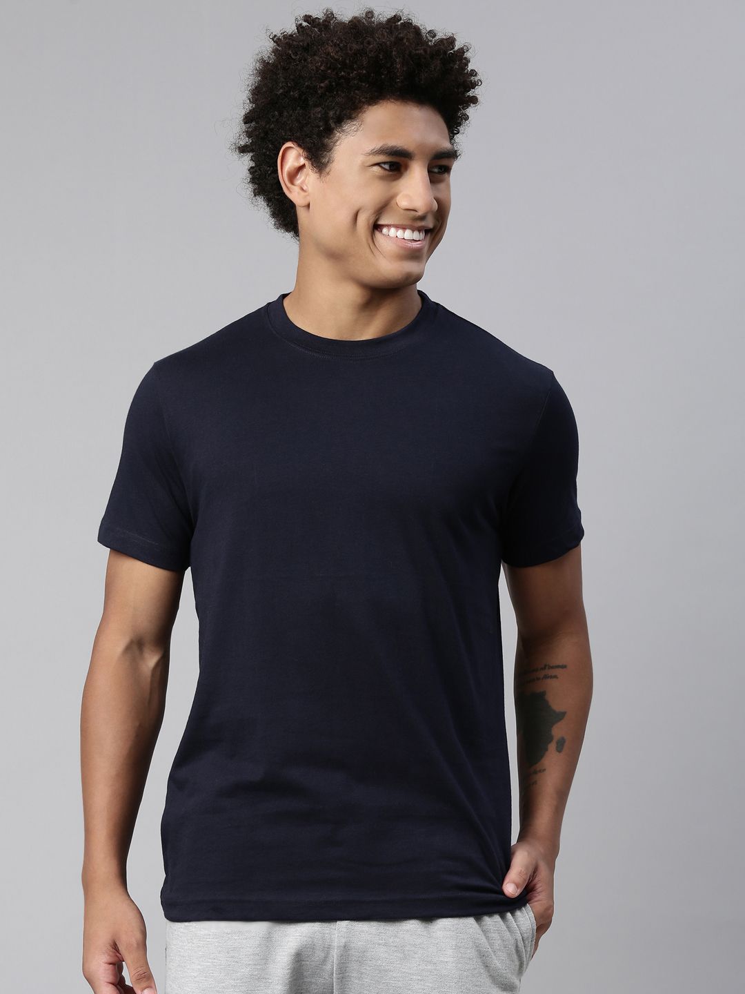     			Levi's Cotton Regular Fit Solid Half Sleeves Men's T-Shirt - Navy Blue ( Pack of 1 )