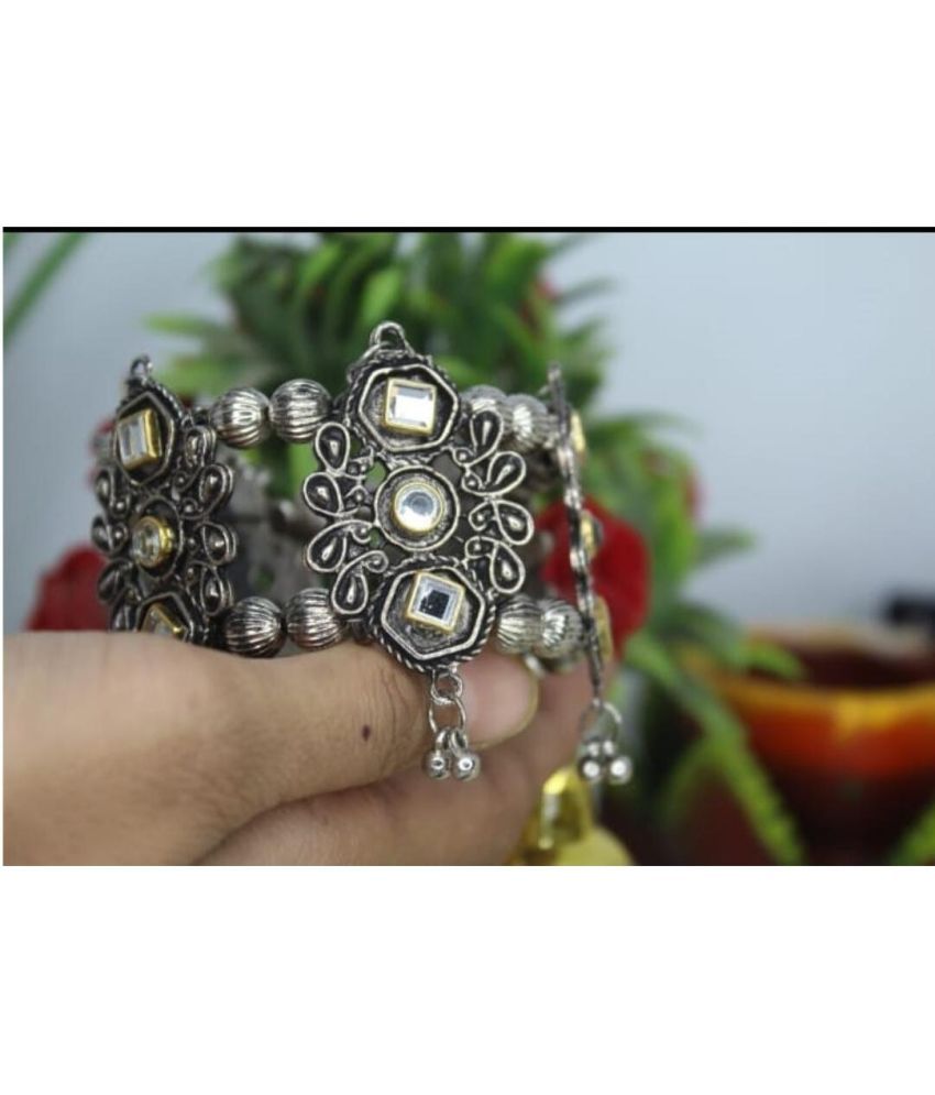     			Samridhi DC Silver Bracelet ( Pack of 1 )