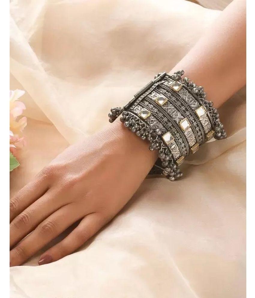     			Samridhi DC Silver Cuff ( Pack of 1 )