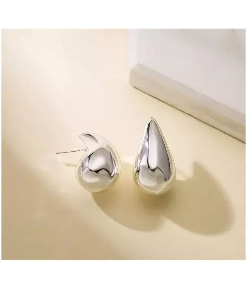     			Samridhi DC Silver Stud Earrings ( Pack of 1 )