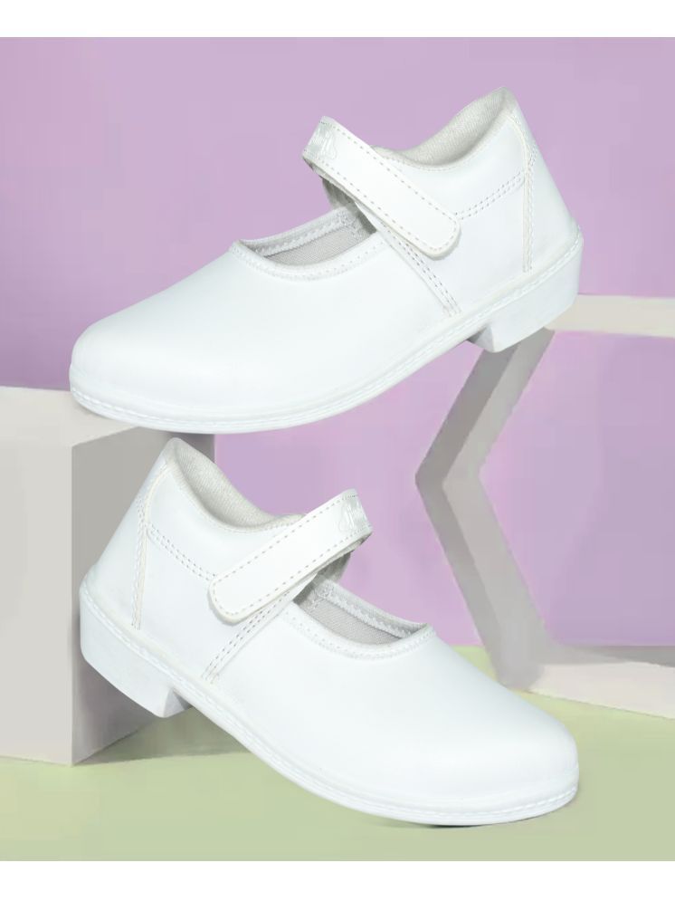     			Ajanta - White Girl's School Shoes ( 1 Pair )